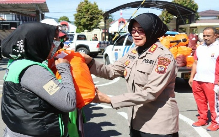 Kapolres Bukittinggi saat Bagikan Paket Sembako pada Komunitas Ojol 