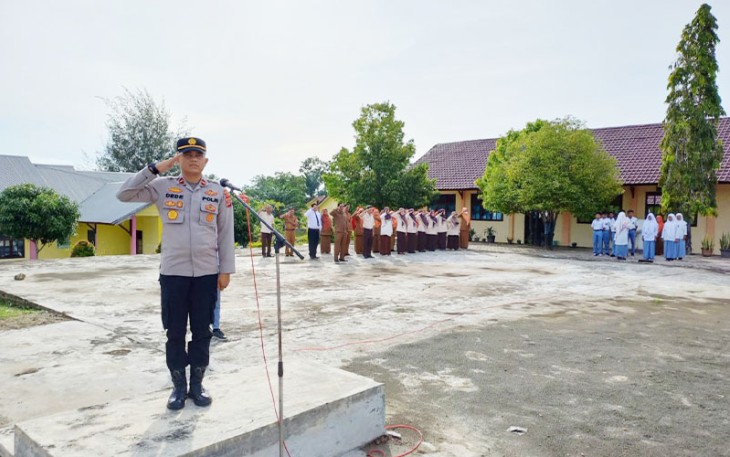 Kapolsek saat Jadi Pembina Upacara di SMKN 1 Peureulak