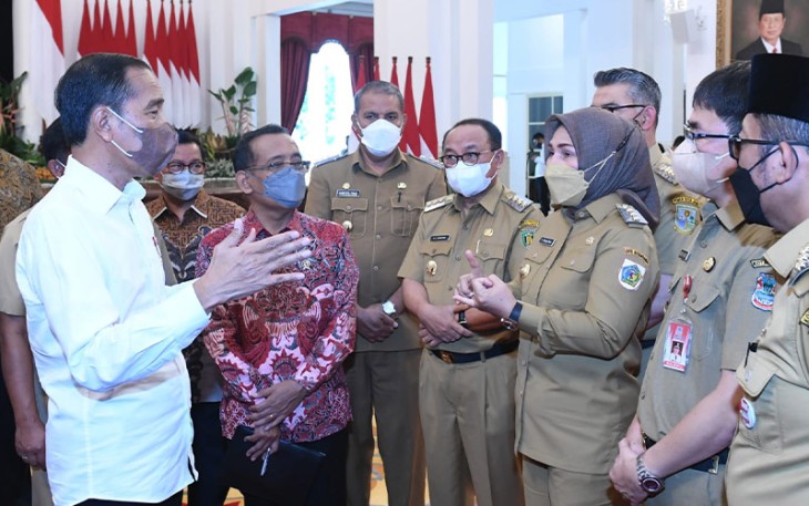 Presiden saat memberikan arahan dalam pertemuan dengan seluruh kepala daerah secara luring dan daring di Istana Negara, Jakarta, pada Senin, 12 September 2022. 