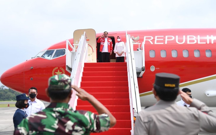 Presiden Joko Widodo didampingi Ibu Negara dari Pangkalan TNI AU Adi Sutjipto bertolak menuju Balikpapan, Kalimantan Timur. (Foto: twitter.com/jokowi) 