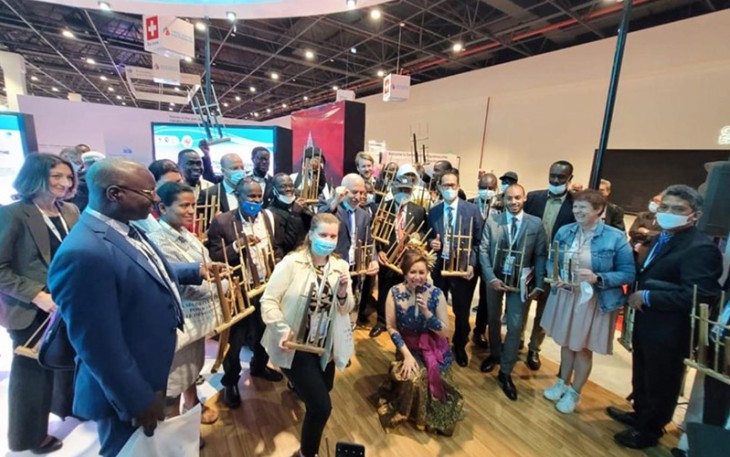 Menteri Basuki Bermain Angklung Bersama Sejumlah Delegasi