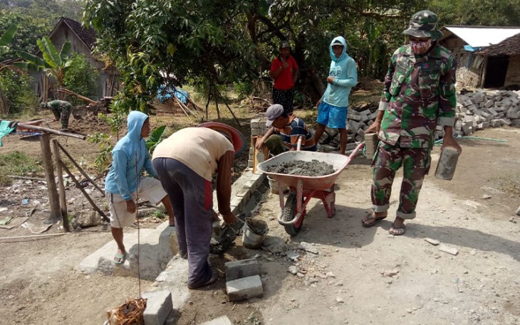 Serda Irmadi Bersama Warga Binaan saat Gotong-Royong Pasang Paving