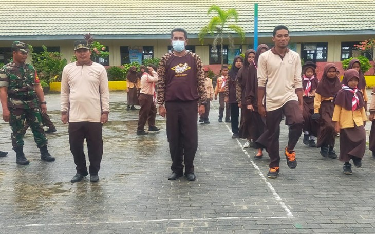 Babinsa Tanjung Tengah saat Latih PBB Kepada Para Guru SDN 018