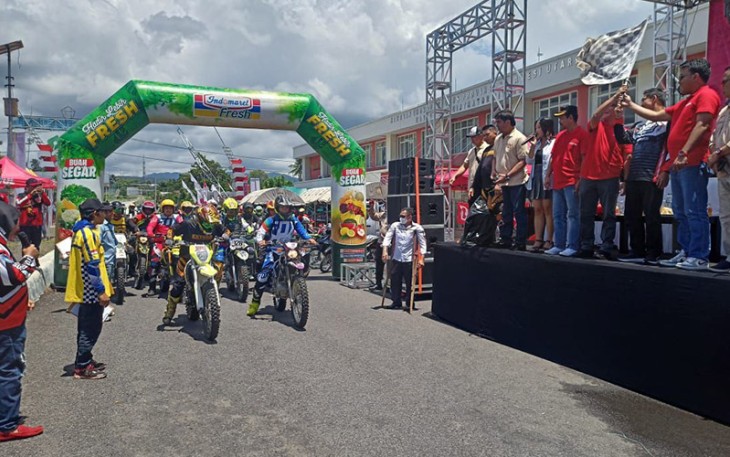 Wakil walikota Bitung saat melepas peserta Bitung Trail Adventure