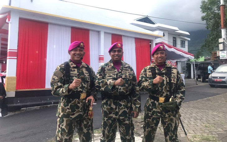 Letda Marinir Antonius Nararattu Lemartin (Tengah)