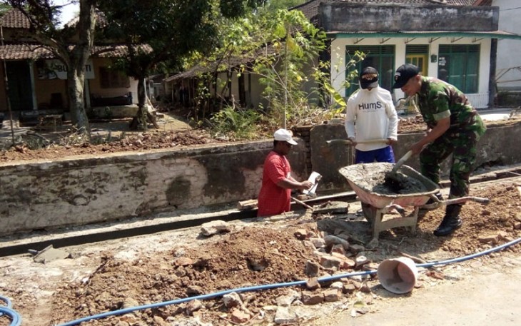 Babinsa Geger saat Kerjabakti Bersama Warga Perbaiki Saluran Drainase.
