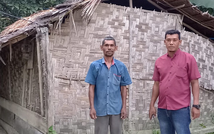 Sulaiman (52) (KIRI) saat dikunjungi Pewarta Klikwarta.com, di kediamannya, Sabtu (20/08/2022).