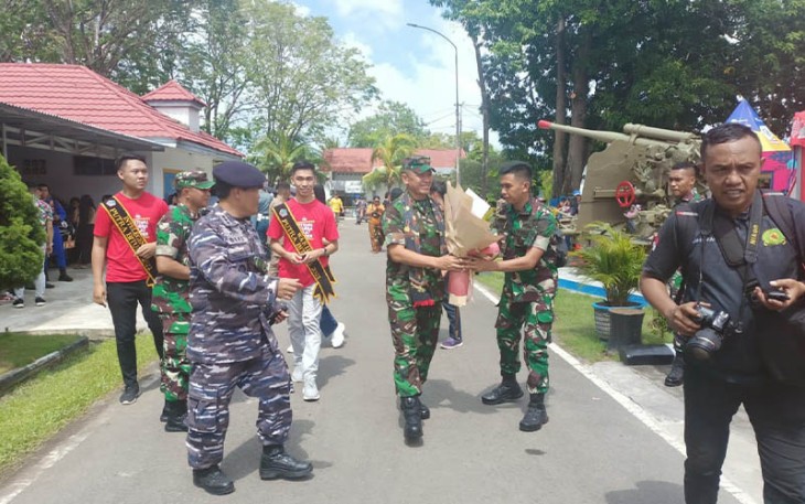 Danrem 131/Stg saat memasuki area panggung utama event Festival Pesona Selat Lembeh