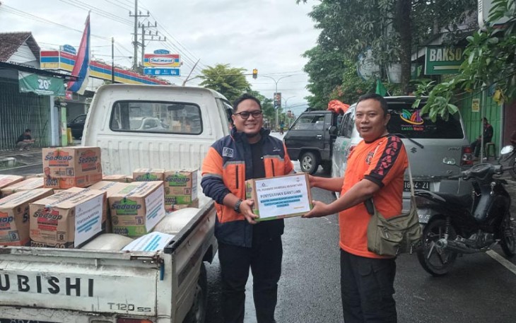 Anton Budiman, Project Manager SMN, saat menyerahkan bantuan bahan makanan ke dapur umum Lembaga Amil Zakat, Infaq dan Shodaqoh Nahdlatul Ulama (LAZISNU) Trenggalek, Selasa (18/10/2022).