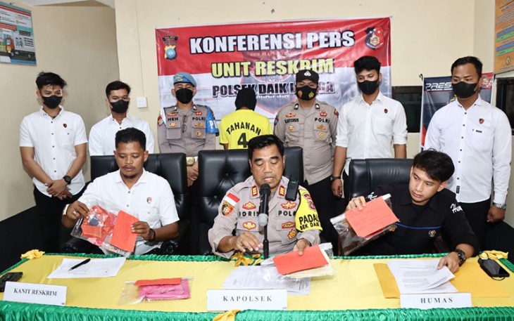 Konferensi pers di Mapolsek Daik Lingga, Kamis (27/10/2022).