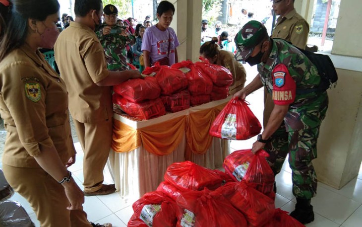Babinsa Koramil Kurun saat Bantu Salurkan Bantuan Sembako Untuk Korban Banjir 