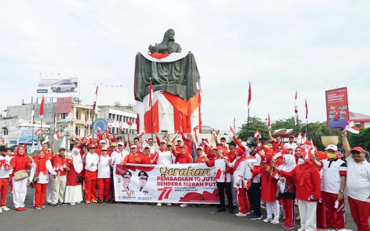 Gerakan 10jt Pembagian Bendera Merah Putih se Indonesia dalam rangka memperingati HUT Kemerdekaan RI ke-77 di tahun 2022.