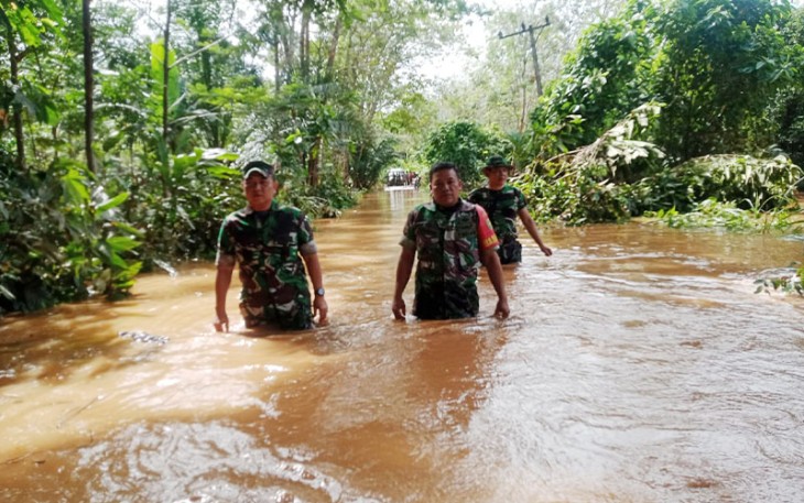 Petugas saat cek lokasi banjir 