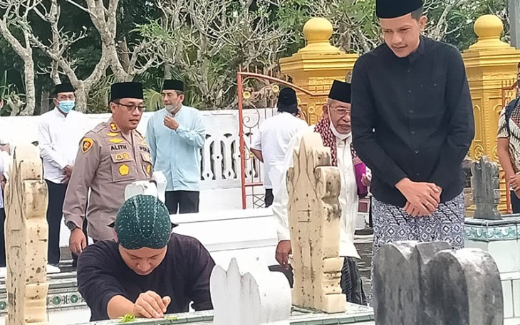 Bupati Trenggalek, Mochamad Nur Arifin didampingi Wabup Syah Muhamad Natanegara dan Forkopimda, di komplek makam Setono Gedong.