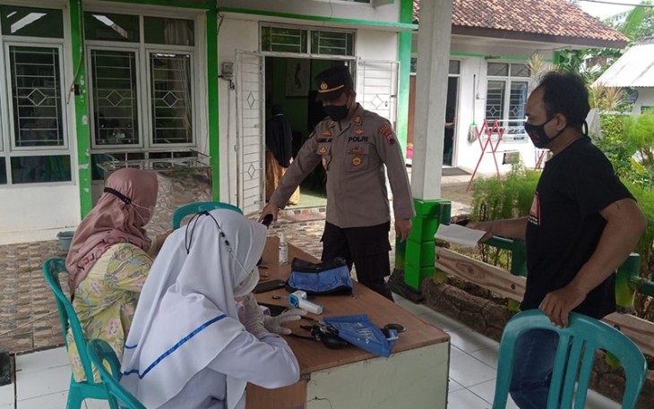 Polsek Pegandon Beri Pengamanan Giat Vaksin di Puskesmas