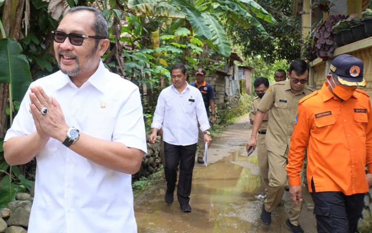 Wakil ketua DPRD Jawa Timur Sahat Tua Simanjuntak saat sambangi warga korban banjir.