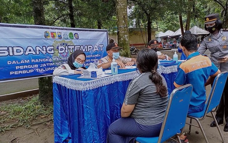  Operasi Yustisi pengetatan prokes di depan Lapangan Rejoagung Kecamatan Kedungwaru, Kabupaten Tulungagung 