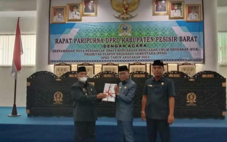 Penyampaian Nota Pengantar Draf Rancangan KUA PPAS APBD Tahun 2023, di Gedung DPRD Pesibar, Senin (8/8/2022).