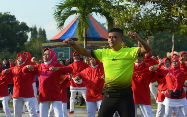 Dandim 0801/Pacitan saat bersama Forkopimda Ikuti Senam Lansia