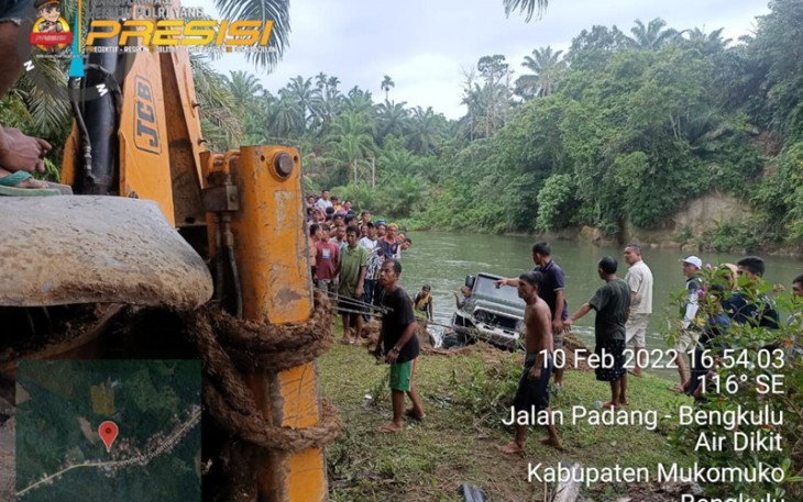 Mobil Terjatuh Dalam Sungai di Mukomuko Berhasil Dievakuasi