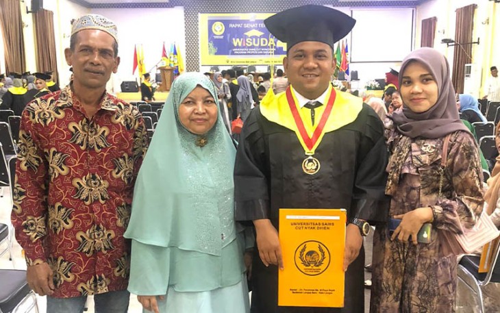 Keuchik Romi saat foto bersama keluarga
