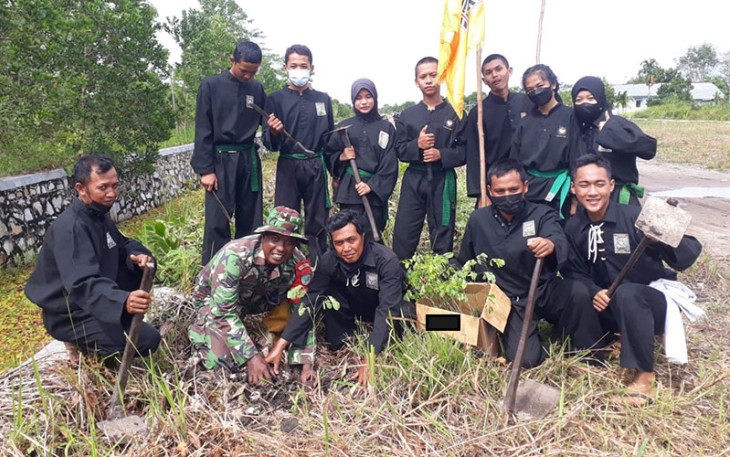 Koramil Pahandut Bersama PSHT Ranting Palangka Raya saat tanam pohon