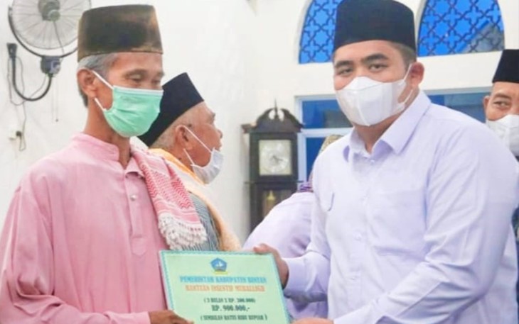 Plt Bupati Bintan Roby saat menyerahkan Hibah Pembangunan Masjid Fastabiqul Khairot, secara simbolis.