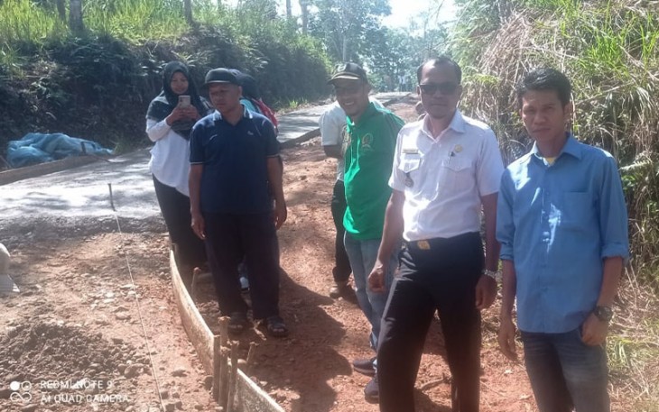Wali Nagari Aia Manggih saat Monitoring Peningkatan Jalan Aia Dadok ke Carocai