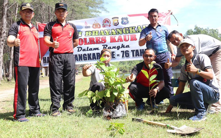 Kapolres Kaur AKBP Dwi Agung Setyono, S.I.K., M.H saat memimpin langsung giat tanam pohon ketapang laut, Sabtu (04/06/22).