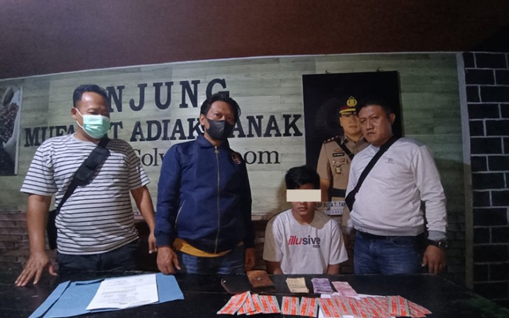 Tersangka (duduk) saat diamankan petugas