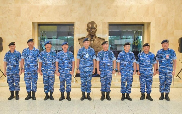 Kasau Marsekal TNI Fadjar Prasetyo, S.E., M.P.P., CSFA, saat berfoto bersama dengan 8 Pati TNI AU yang naik pangkat.