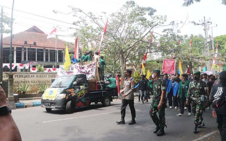 Dandim Dampingi Kapolres Tulungagung saat Turun Langsung Ke Jalan Kawal Penyampaian Aspirasi Mahasiswa