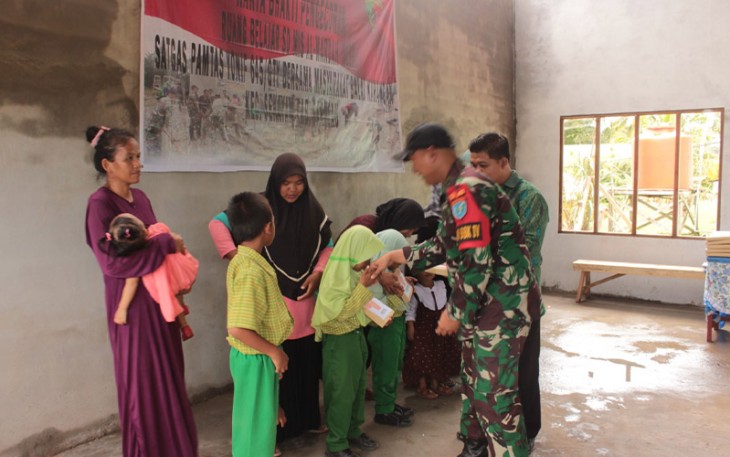 Satgas Pamtas Yonif 645/GTY saat Berikan Bantuan Sargal Untuk SD MIS Al-Wardah Balai Karangan