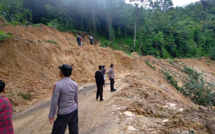pasca terjadi longsor, tampak material longsor menutupi jalan