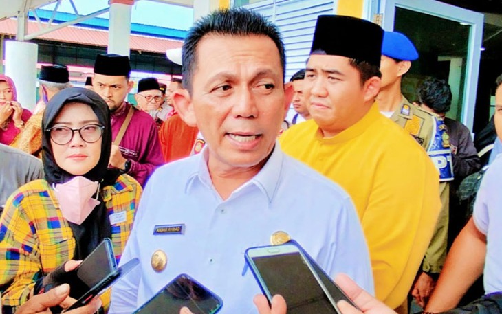 Gubernur Ansar Ahamad seusai Serahkan Bantuan Sembako Untuk Keluarga DTKS Kabupaten Bintan 