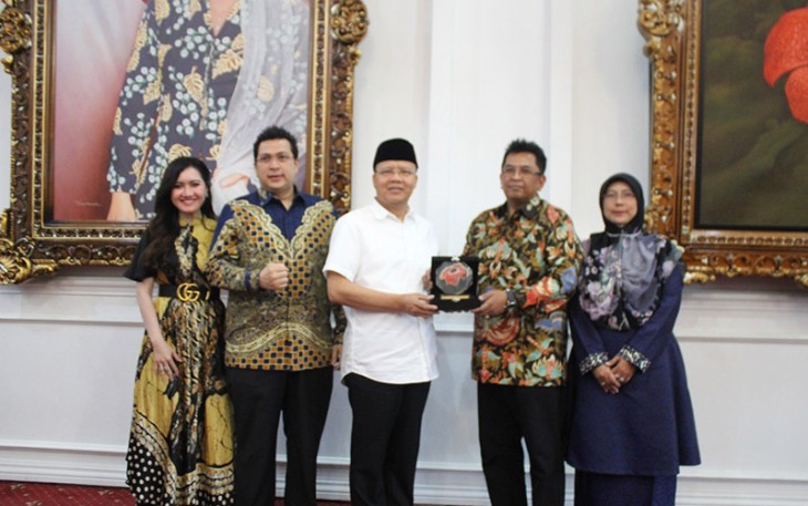 Gubernur Bengkulu Rohidin Mersyah usai audiensi dengan pemilik outlet Bencoolen Coffee Mohammad Fazlin  di Balai Raya Semarak Bengkulu, Rabu (20/7).