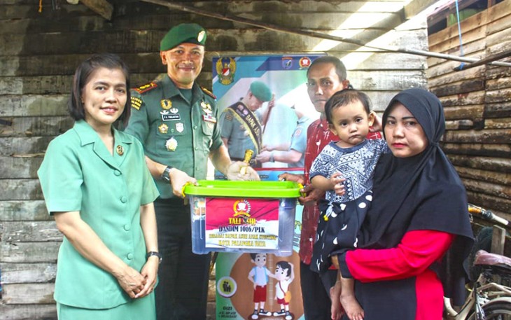 Dandim Palangka Raya saat Salurkan Bantuan KASAD Berupa Tabungan Keluarga Kepada Anak Kategori Stunting 