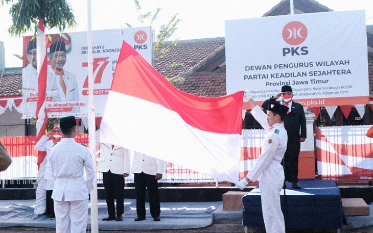 Pengibaran bendera sang saka merah putih oleh paskibraka