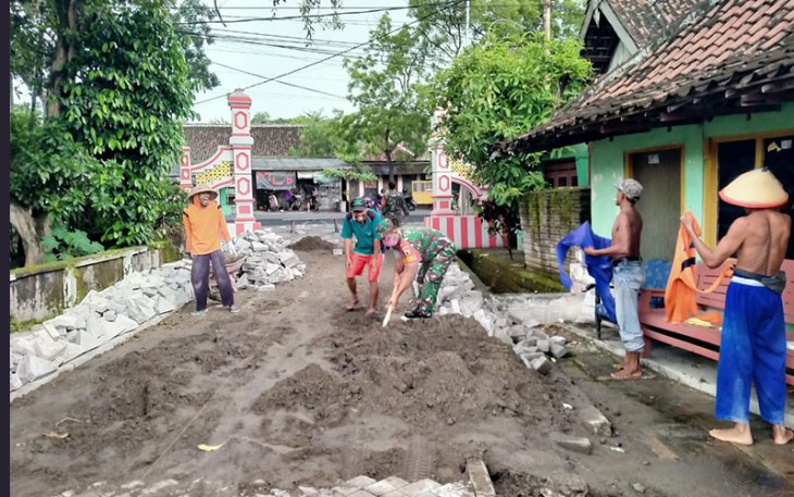 Babinsa Geneng saat Karya Bhakti Gotong Royong Membangun Fasilitas Jalan