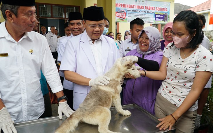 Gubernur Rohidin pada giat Vaksinasi Rabies Dalam Rangka Memperingati World Rabies Day (WRD) Tahun 2022 di UPTD Laboratorium dan Klinik Kesehatan Hewan Sawah Lebar Kota Bengkulu, Rabu 28/9/2022.