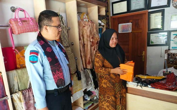 Kepala Rumah Tahanan Negara Kelas IIB Padang Panjang Kanwil Kemenkumham Sumbar melakukan kunjungan ke Sentra Batik Padang panjang Canting Buana Kreatif.