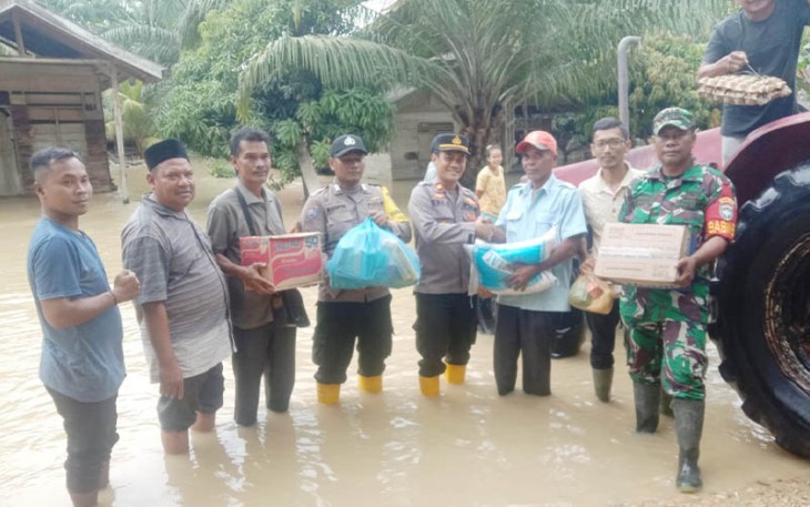Kapolsek Ranto Peureulak saat Antar Bantuan ke Warga Korban Banjir