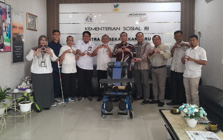 Pj Wali Kota Payakumbuh Rida Ananda, menerima bantuan Asistensi Rehabilitasi Sosial (Atensi) dari Sentra Abiseka Pekanbaru Riau.