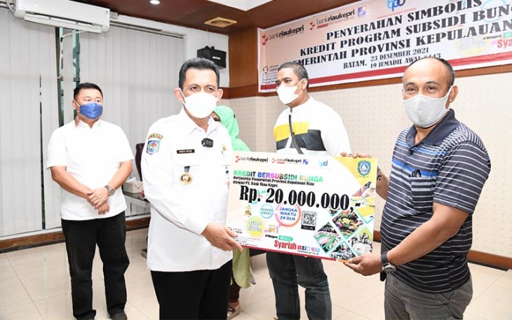 Gubernur Prov Kepri Ansar Ahmad saat menyerahkan kredit program.subsidi bunga'