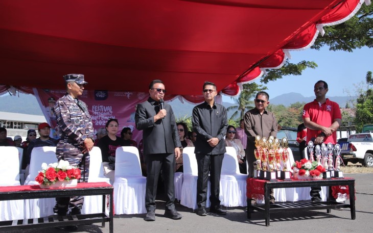 Wali Kota Bitung Maurits Mantiri saat membuka kegiatan parade perahu
