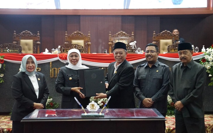 Gubernur Jawa Timur Khofifah Indar Parawansa menyampaikan nota KUA-PPAS Anggaran Pendapatan dan Belanja Daerah Tahun 2024 ke DPRD Jatim, Senin 14 Agustus 2023.