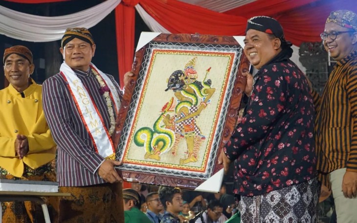 Pemberian plakat tokoh wayang Brotoseno.