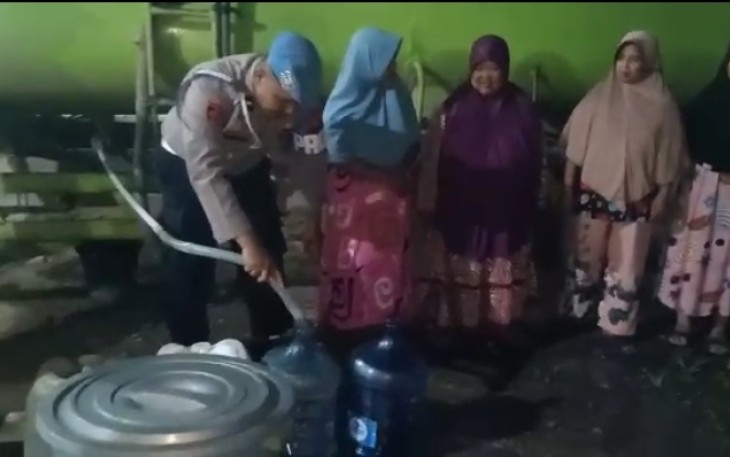 Respon Cepat Polsek Serbajadi Polres Aceh Timur Terhadap Warga yang Kesulitan Air Bersih