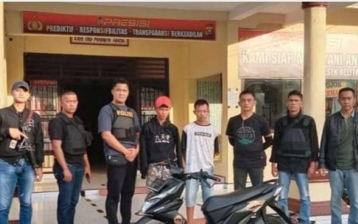 Tersangka (diborgol) saat diamankan beserta barang bukti.