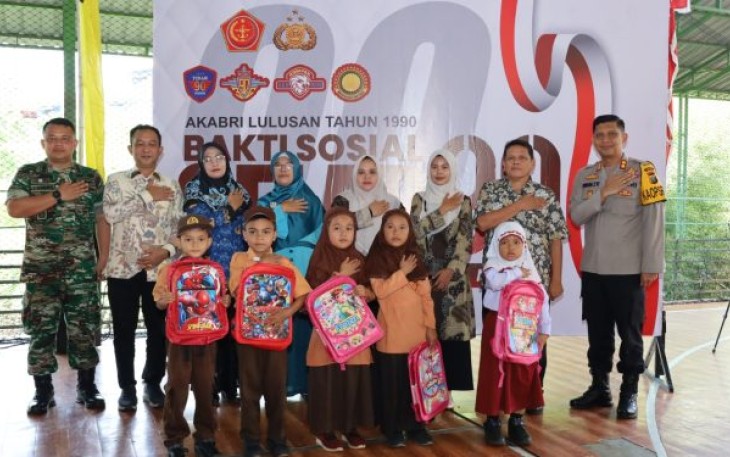 Kapolres Tapanuli Selatan (Tapsel), AKBP Imam Zamroni, SIK, MH, salurkan ratusan paket bantuan sosial (Bansos) ke masyarakat dan pelajar dari Alumni Akabri 90